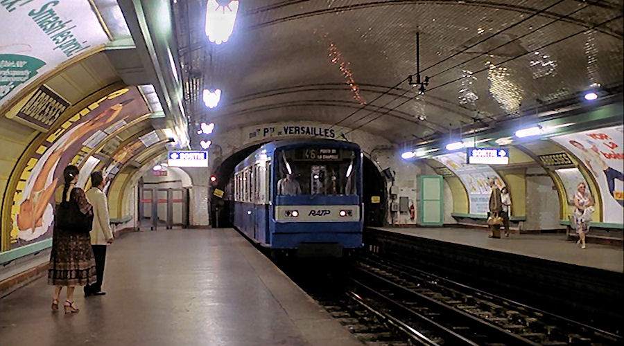 Olsen Banden ankommer til metrostationen Abbesses p metrolinje 12